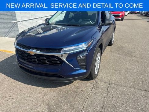 Used 2024 Chevrolet Trax LS FWD image 2