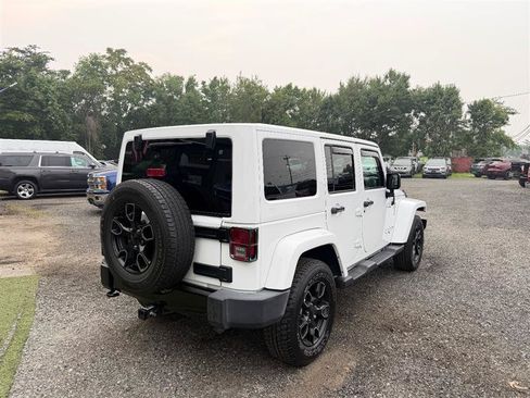 Used 2018 Jeep Wrangler Unlimited Sahara AWD/4WD image 4