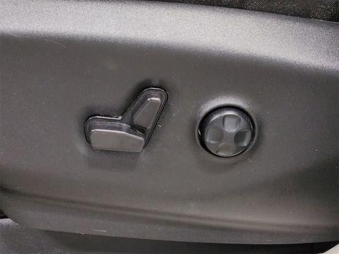 Used 2024 Chrysler Pacifica Limited image 18