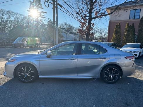 Used 2020 Toyota Camry SE image 2