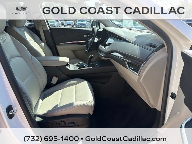 Used 2021 Cadillac XT4 Luxury w/ Cold Weather Package FWD image 7