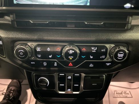 Used 2025 Jeep Wrangler Unlimited Sport AWD/4WD image 19