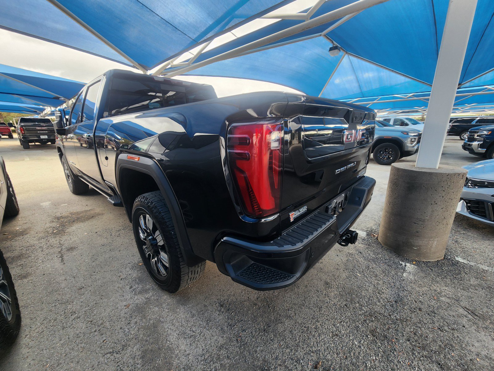 Used 2024 GMC Sierra 3500 Denali w/ Denali Reserve Package AWD/4WD image 3
