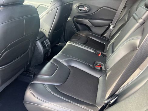 Used 2019 Jeep Cherokee Latitude Plus w/ Comfort/Convenience Group AWD/4WD image 13