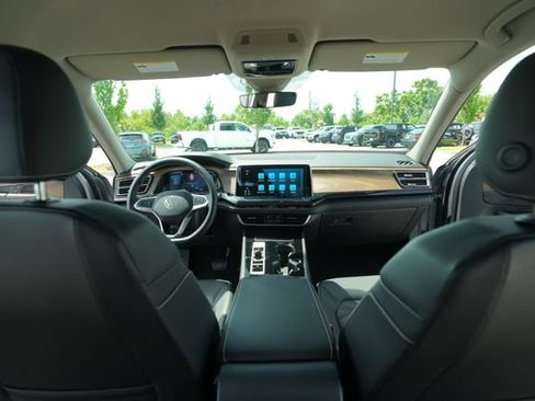 Used 2025 Volkswagen Atlas SE FWD image 24