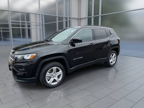 Used 2023 Jeep Compass Latitude w/ Convenience Group AWD/4WD image 4