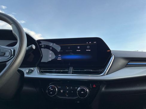 Used 2025 Chevrolet Trax LT image 21