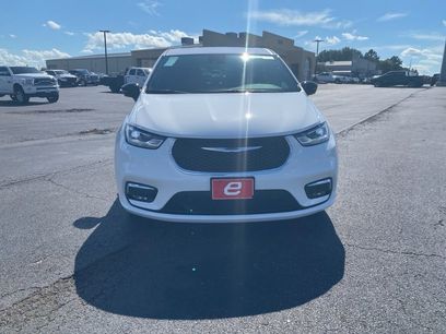 New 2026 Chrysler Pacifica Select