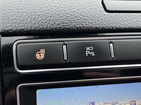 Used 2017 Volkswagen Touareg Executive image 30