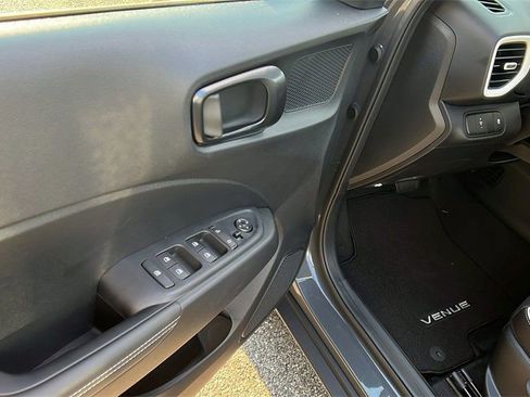 New 2025 Hyundai Venue Limited image 12