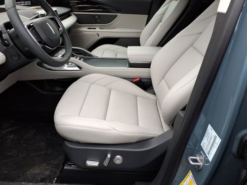 New 2026 Lincoln Nautilus Premier image 13