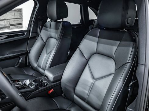 Certified 2025 Porsche Macan image 5