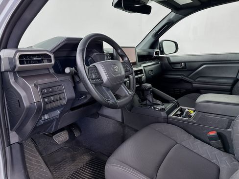 Certified 2025 Toyota Tacoma SR5 AWD/4WD image 9
