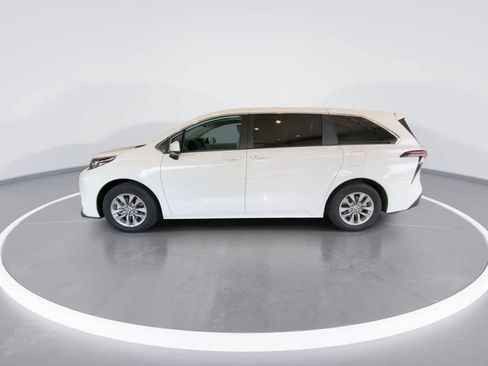 Certified 2024 Toyota Sienna LE AWD/4WD image 5