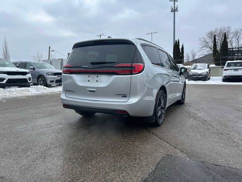 Used 2023 Chrysler Pacifica Limited w/ Uconnect Theater Family Group image 19