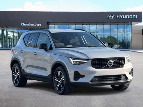 Used 2024 Volvo XC40 B5 Core image 1
