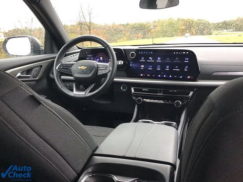 Used 2025 Chevrolet Traverse LT image 23