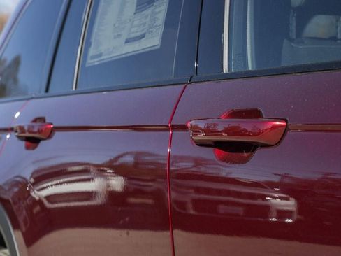 New 2025 Jeep Grand Cherokee Laredo X w/ Luxury Tech Group I image 15