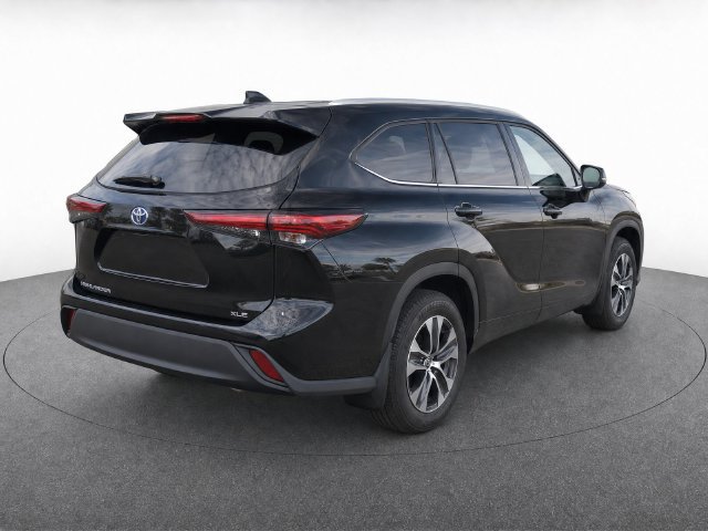 Used 2024 Toyota Highlander XLE FWD image 4