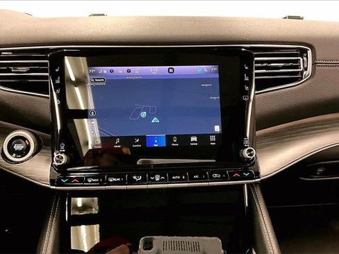 Used 2024 Jeep Wagoneer L Series III w/ Premium Group I image 27