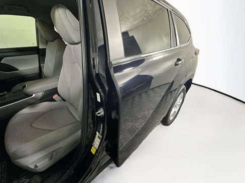 Used 2024 Toyota Highlander LE FWD image 12