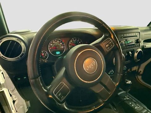 Used 2016 Jeep Wrangler Unlimited Rubicon image 12