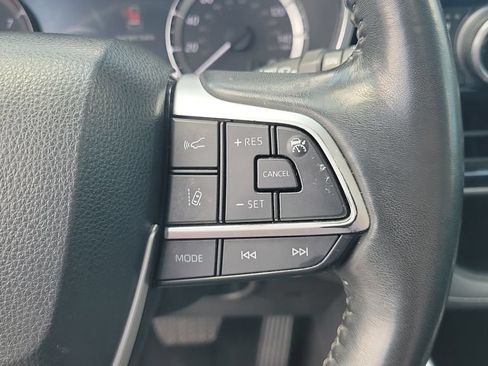 Used 2023 Toyota Highlander XLE FWD image 22