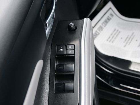 Used 2022 Toyota Highlander XLE image 10