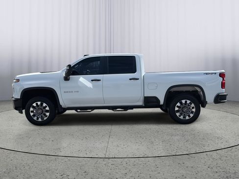 Used 2021 Chevrolet Silverado 2500 Custom w/ Custom Value Package image 2