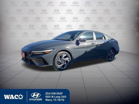 Used 2025 Hyundai Elantra SEL image 3