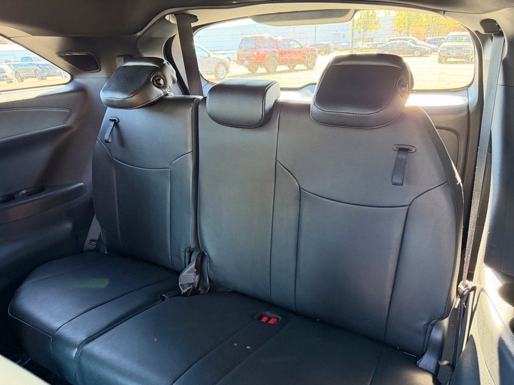 Used 2025 Toyota Sienna Platinum AWD/4WD image 32