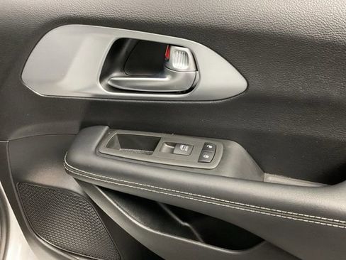 Used 2022 Chrysler Pacifica Touring-L w/ Uconnect Theater Family Group image 26