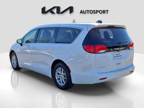 Used 2023 Chrysler Voyager LX image 10