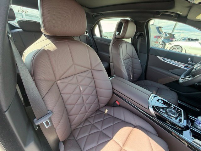 Used 2026 BMW 740i w/ Premium Package RWD image 25
