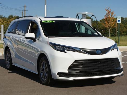 Used 2025 Toyota Sienna LE image 2