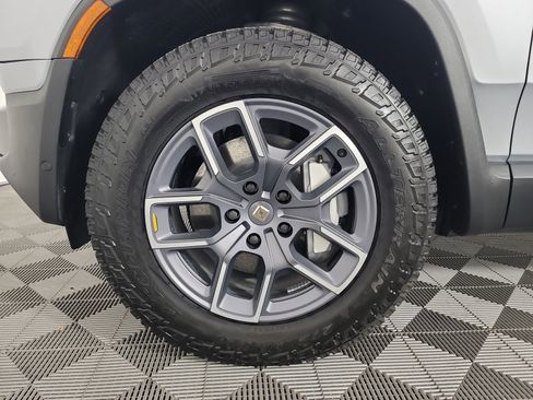 Used 2025 Rivian R1T Adventure image 9