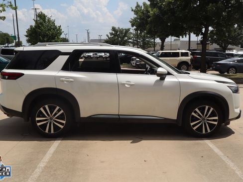 Used 2025 Nissan Pathfinder Platinum FWD image 2