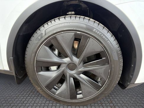 Used 2025 Tesla Model Y Long Range RWD image 10