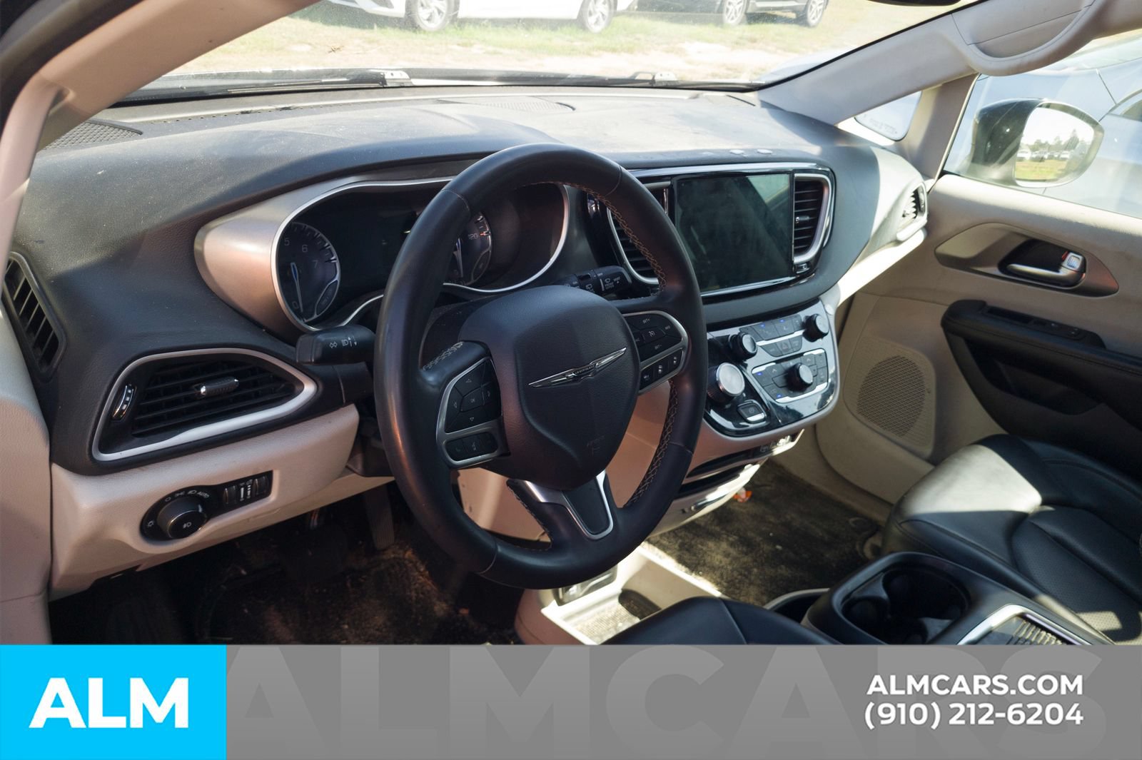 Used 2023 Chrysler Pacifica Touring-L FWD image 5