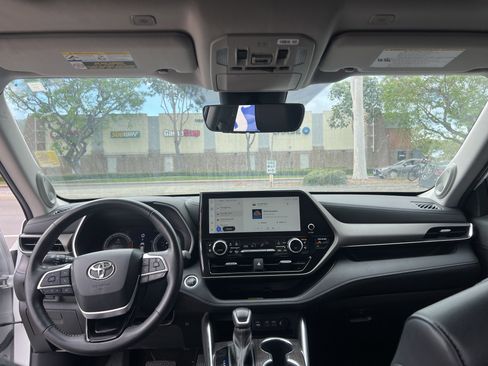 Used 2023 Toyota Highlander Limited FWD image 9