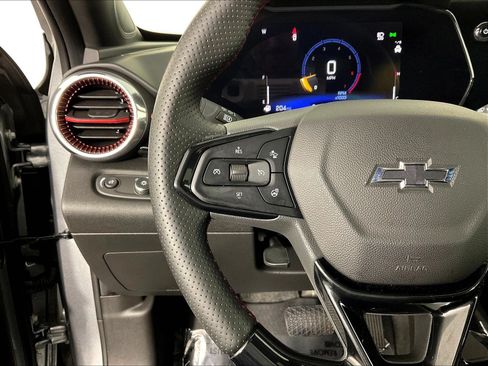 Used 2025 Chevrolet Trax RS w/ Sunroof Package FWD image 11