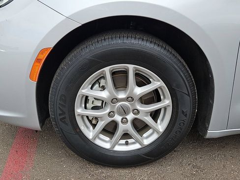 Used 2024 Chrysler Pacifica Touring-L FWD image 7