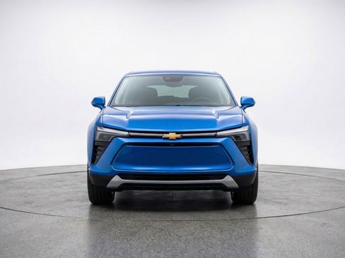 Used 2025 Chevrolet Blazer LT image 2