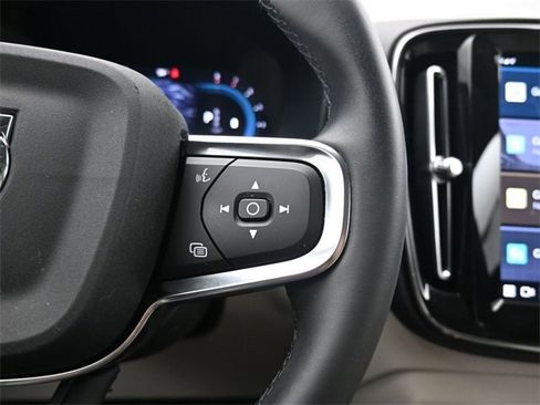 Used 2024 Volvo XC40 B5 Plus image 24