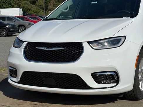 Used 2024 Chrysler Pacifica Touring-L image 10