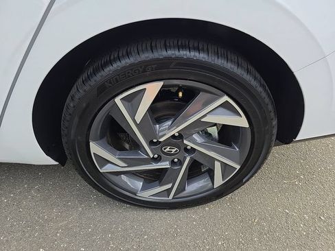 Used 2025 Hyundai Elantra Limited FWD image 46