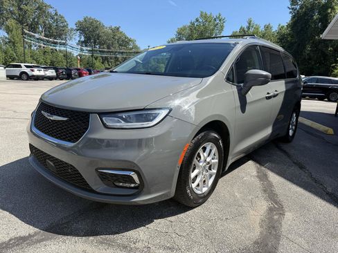 Used 2022 Chrysler Pacifica Touring-L w/ Uconnect Theater Family Group FWD image 7