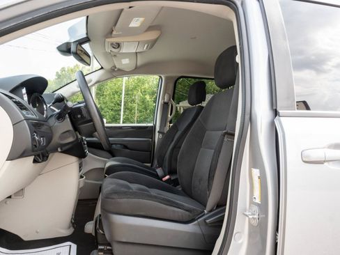 Used 2018 Dodge Grand Caravan SE w/ UConnect Hands-Free Group FWD image 13
