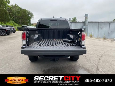 Used 2022 Toyota Tacoma TRD Off-Road w/ Technology Package AWD/4WD image 9