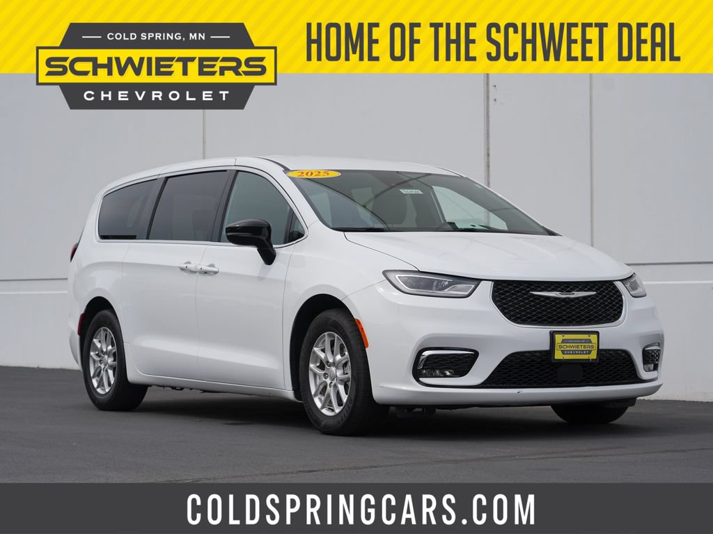 Used 2025 Chrysler Pacifica Select FWD image 1